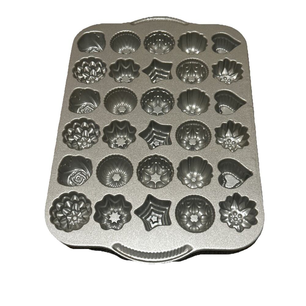 Nordic Ware 30 Bundt Tea Cake and Candies Pan 2.5 Cup Excellent